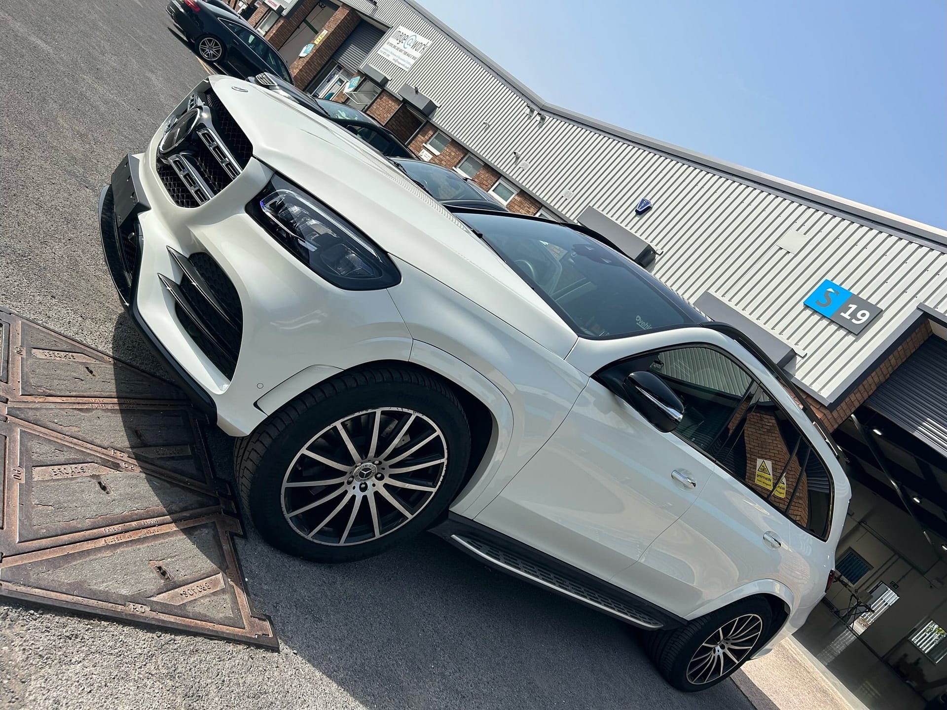 pearlescent white car wraps manchester - mercedes gls